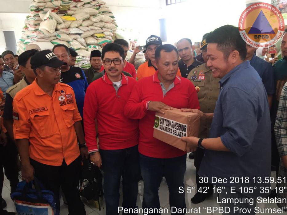 Gubernur Sumsel Bapak H. Herman Deru Menyerahkan Bantuan Kepada Bupati Lampung Selatan Untuk Korban Bencana Tsunami di Lampung Selatan