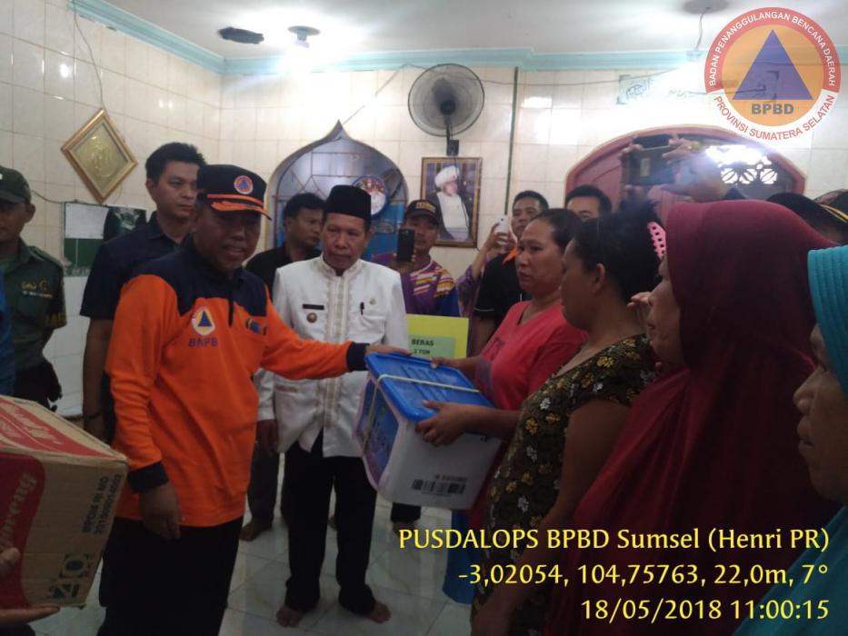 Kalaksa BPBD Sumsel Memberikan Bantuan Korban kebakaran Rumah di 15 ULU Palembang