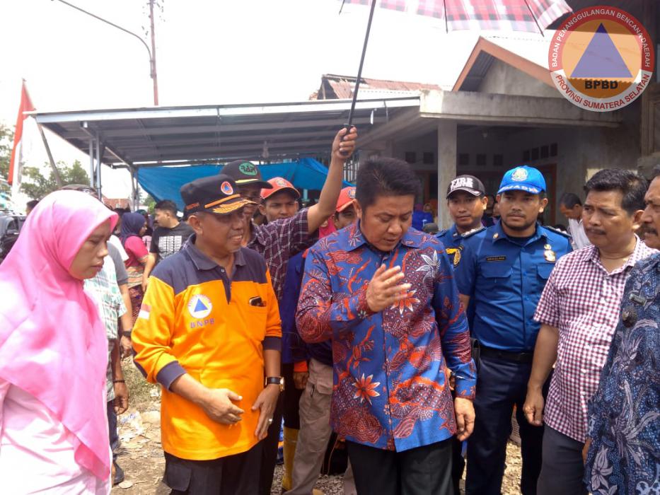 Gubernur Prov. Sumsel Bersama Kalaksa BPBD Prov. Sumsel Menyerahkan Bantuan Pada Korban Kebakaran Rumah RT 22 Dusun 3 Kenten Laut
