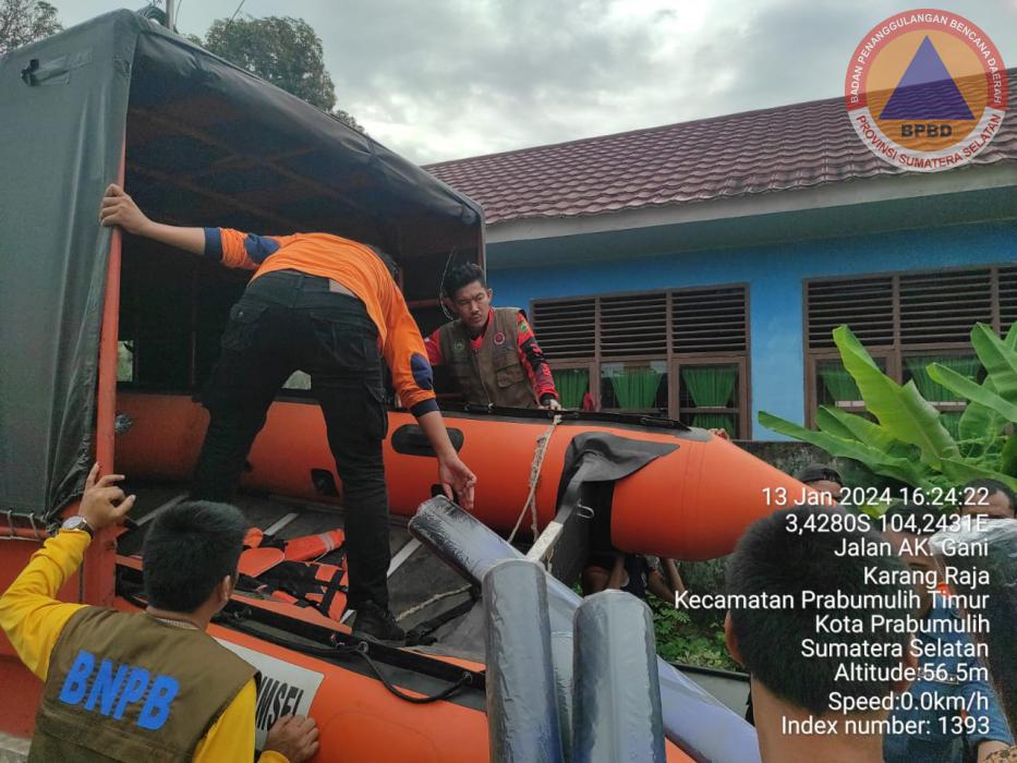 BPBD Sumsel Terjunkan Tim Reaksi Cepat Beserta Perahu Karet Untuk Evakuasi Korban Banjir di Prabumulih
