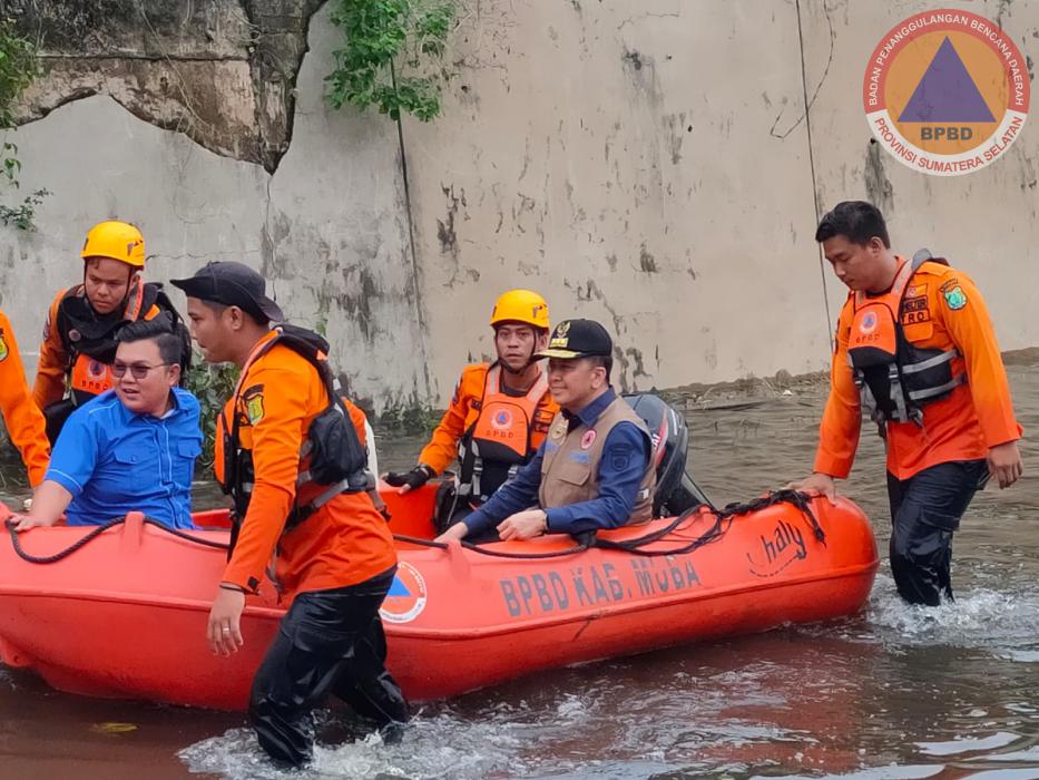 Kalaksa BPBD Sumsel Dampingi Pj Gubernur  Tinjau Lokasi Banjir dan Serahkan Bantuan di Musi Banyuasin