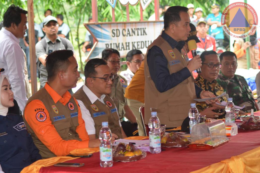 BPBD Sumsel Dampingi  Pj Gubernur Kunjungi Lokasi Banjir Salurkan Bantuan dan Berikan Semangat Bagi Korban Banjir di Muara Enim