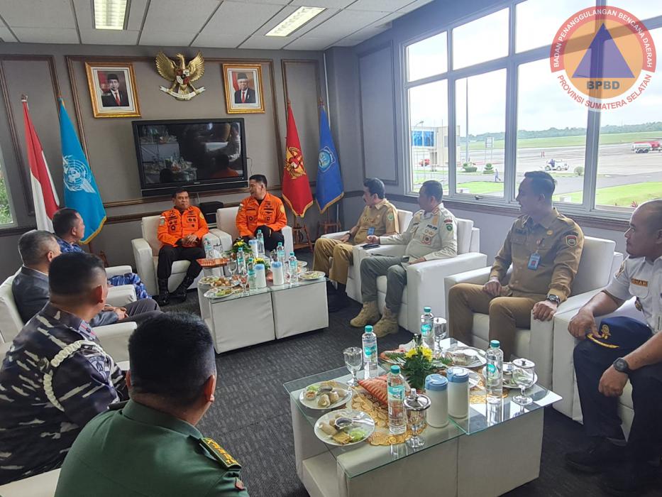 Kepala Pelaksana BPBD Sumsel Menerima Kunjungan Kerja Kepala Basarnas Pusat di VIP Room Bandara SMB II Palembang