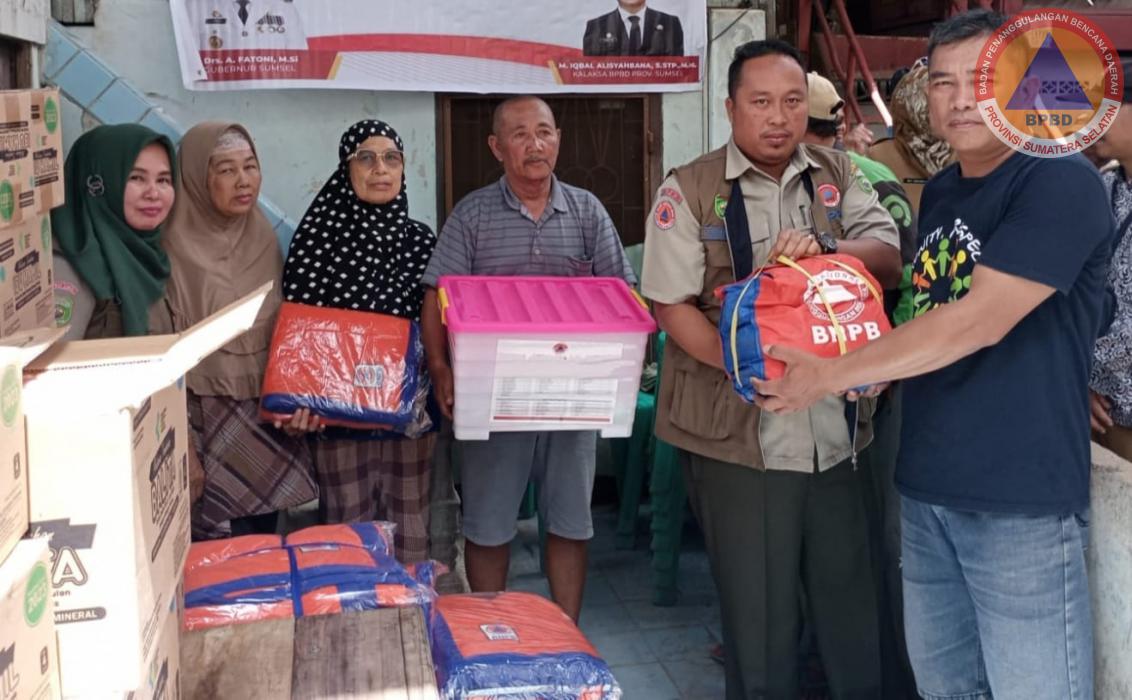 BPBD Sumsel Lakukan Kaji Cepat Serta Serahkan Bantuan PJ Gubernur Sumsel Pada Korban Kebakaran Rumah di 3/4 Ulu Palembang