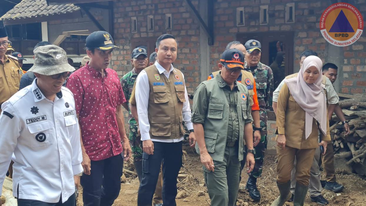 Kalaksa BPBD Sumsel Dampingi Kunjungan Kerja Kepala BNPB RI Tinjau Lokasi Serta Berikan Bantuan Untuk Korban Bencana Banjir di Kabupaten OKU