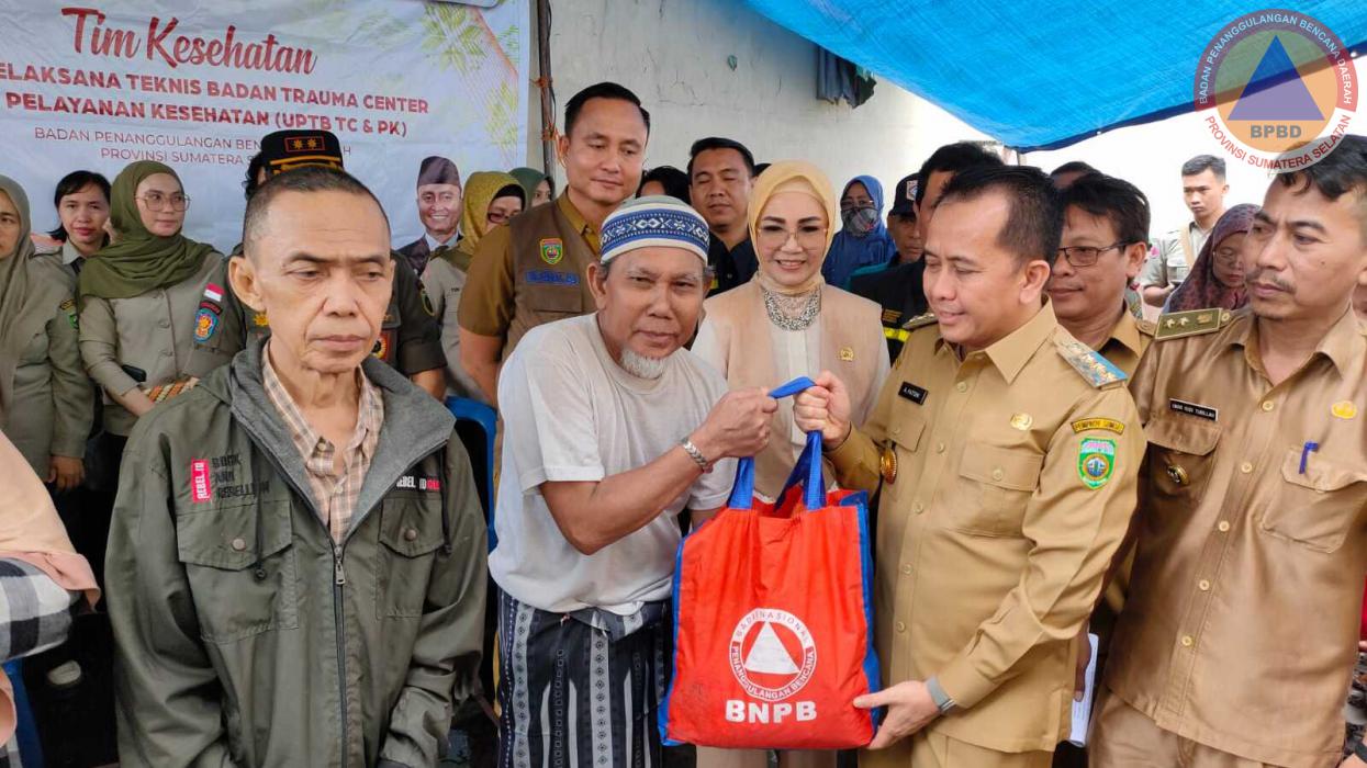 PJ Gubernur di Dampingi BPBD Sumsel Serahkan Bantuan dan Tinjau langsung lokasi kebakaran di 27 Ilir Kota Palembang